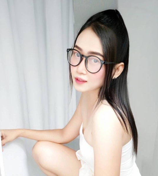 Kissy is a specialized therapist. She wears dark glasses and a white dress